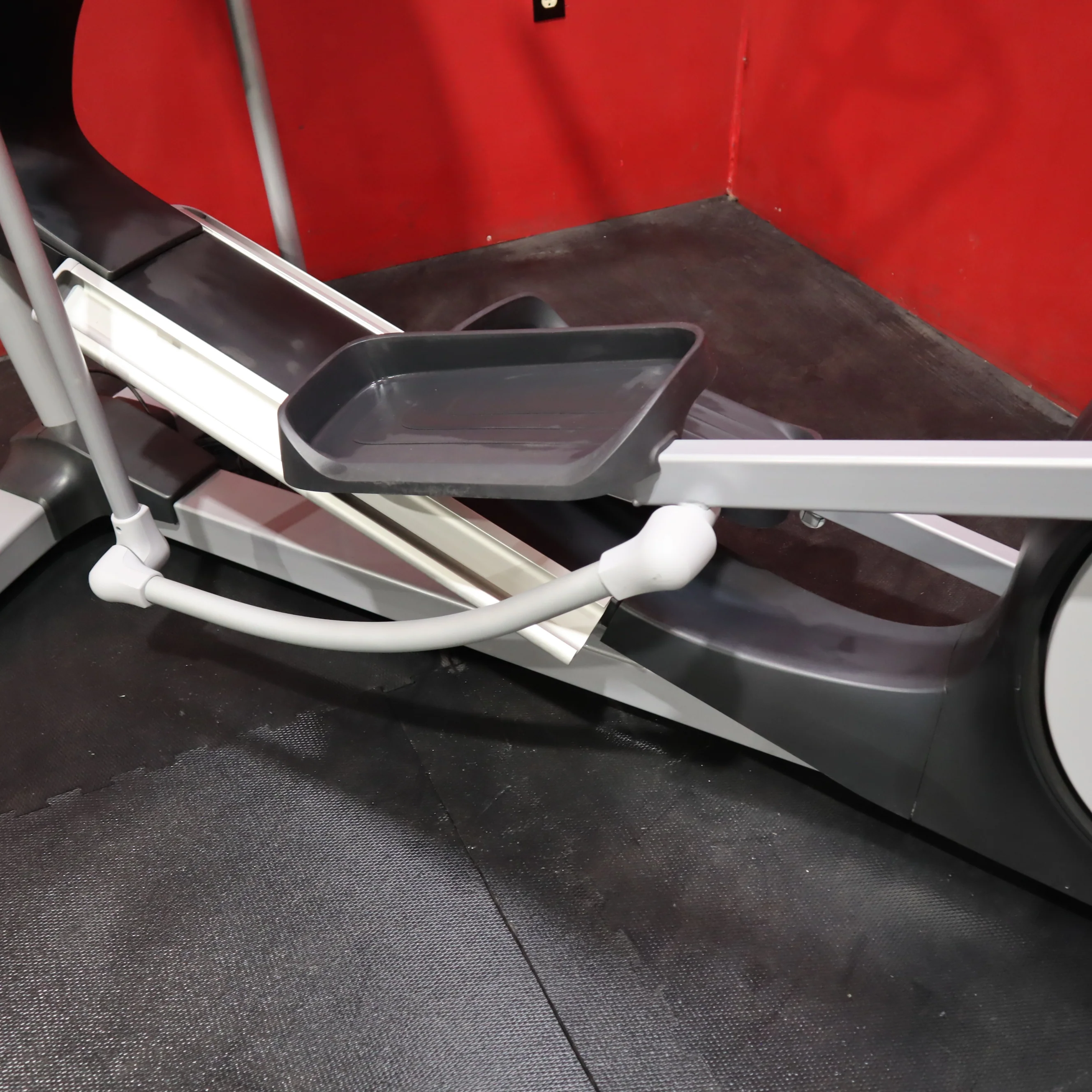 Precor EFX 781 Elliptical Trainer w/ P82 Display (Remanufactured) - Image 4